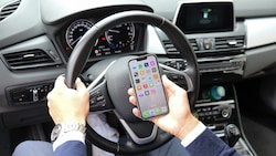 Zu laut mit der Lautsprecher-Funktion des Smartphone telefonieren: Selbst im Auto kann dies ...