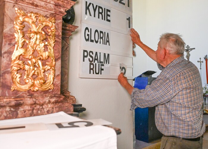 Vor den Messen bereitet Roland Popatnig alles vor – hier die Liedtafel. Danach erfüllt er als ...