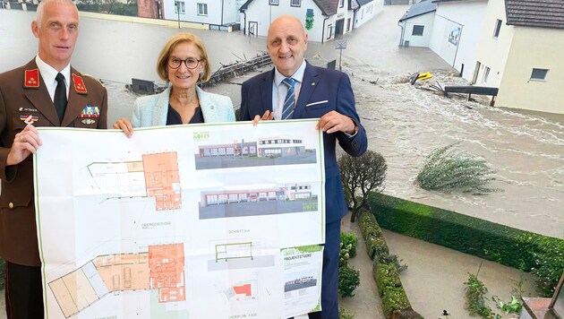 FF-Kommandant Georg Patrias, Bürgermeister Gerald Höchtel und Johanna Mikl-Leitner präsentieren ...