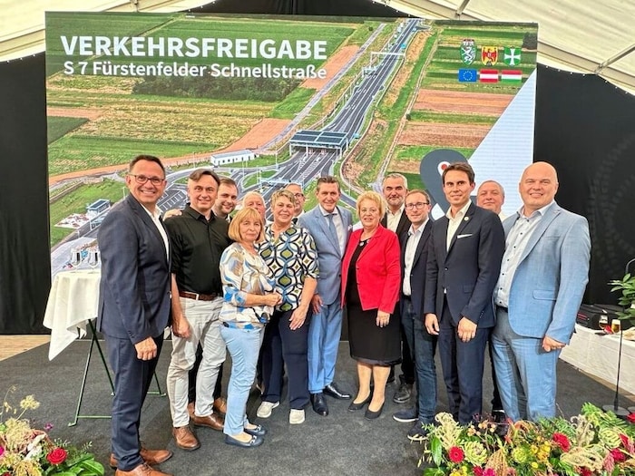 Erinnerungsfoto mit Minister Hanke, LR Dorner und Bundesrat Trinkl