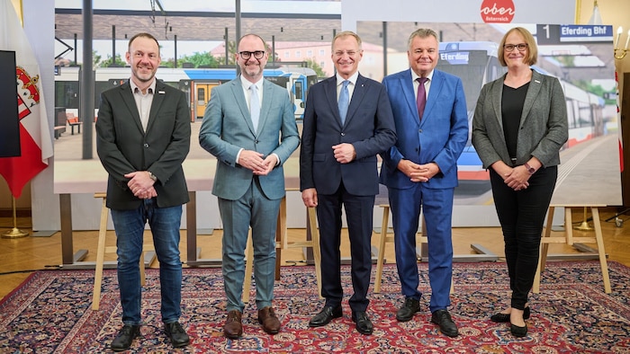 V. li.: Volker Hartl-Benz (Projektleiter), Linz-Stadtchef Dietmar Prammer, LH Stelzer, LR ...