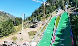 Knapp fünf Monate vor den Spielen wird im Skisprung-Stadion noch fleißig gebaut.