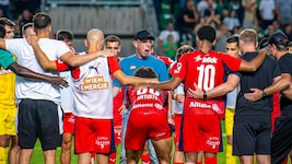 Trainer Stöger schwört seine Truppe auf Fiorentina ein.