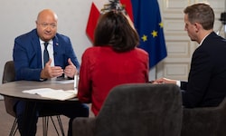 Bundeskanzler Christian Stocker im Gespräch mit Petja Mladenova und Nikolaus Frings u.a. über ...