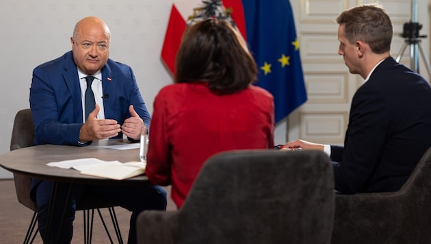 Federal Chancellor Christian Stocker in conversation with Petja Mladenova and Nikolaus Frings ...