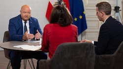 Bundeskanzler Christian Stocker im Gespräch mit Petja Mladenova und Nikolaus Frings u.a. über ...