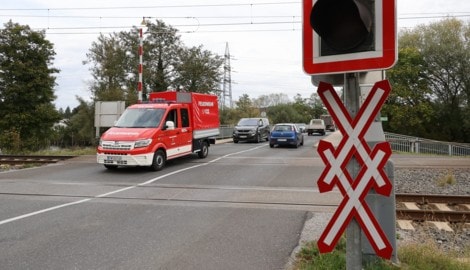 Der Bahnübergang war mit einer Lichtsignalanlage gesichert. (Symbolbild)