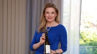 Die ehemalige Wetterlady posiert auch hier mit einem edlen Tropfen.