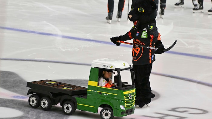 Sofia im Jerich-Mini-Transporter.