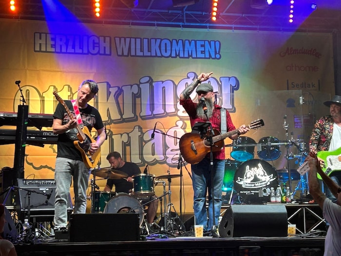 An den Drums ist zu sehen, dass bereits bei der Vor-Vor-Band alles für Wiener Wahnsinn ...