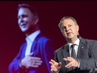 Andreas Babler muss sich derzeit viel Kritik gefallen lassen – er selbst spielt nun auf Zeit. 