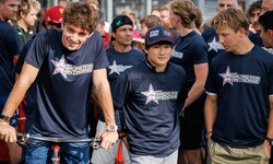 Yuki Tsunoda (Mitte) glaubt, dass er seinen Platz bei Red Bull verteidigen kann.