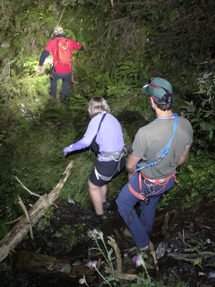Mitglieder der Bergrettung Gerlos begleiteten die Urlauber ins Tal.