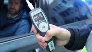 Ein Alkotest ergab beim 22-jährigen Lenker eine erhebliche Alkoholisierung (Symbolbild). 