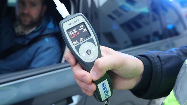 Ein Alkotest ergab beim 22-jährigen Lenker eine erhebliche Alkoholisierung (Symbolbild).