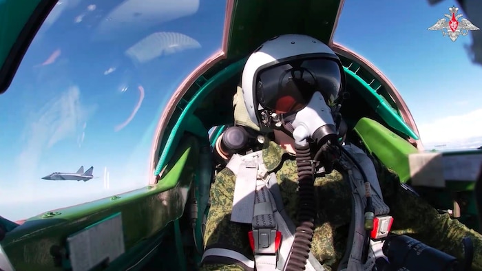 Aufnahmen aus dem Cockpit eines MiG-31-Abfangjägers während der Übung „Sapad 2025“