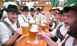 „Prost auf die Wiesn: Zum Abschluss des Oktoberfests 2025 wurden rund 6,5 Millionen Maß Bier ...