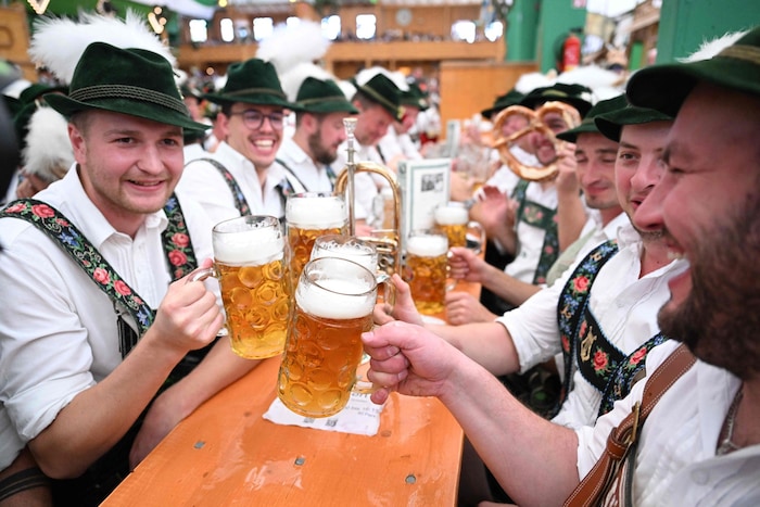 „Prost auf die Wiesn: Zum Abschluss des Oktoberfests 2025 wurden rund 6,5 Millionen Maß Bier ...