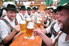 „Prost auf die Wiesn: Zum Abschluss des Oktoberfests 2025 wurden rund 6,5 Millionen Maß Bier ...