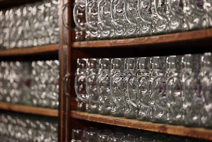 Logistik: Die Wirte halten einen gewaltigen Krug-Bestand bereit. Riesige Spülmaschinen sorgen ...