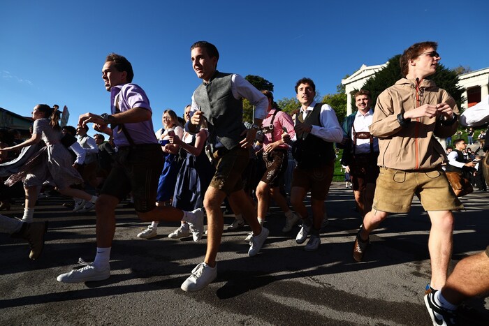 Besucher in traditionellen Trachten rennen los, als sich die Tore zur 190. Ausgabe des ...