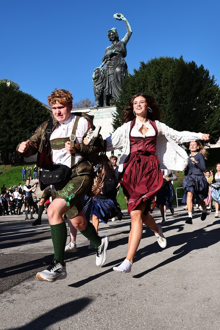 Die Bavaria-Statue wacht über die Feiernden!