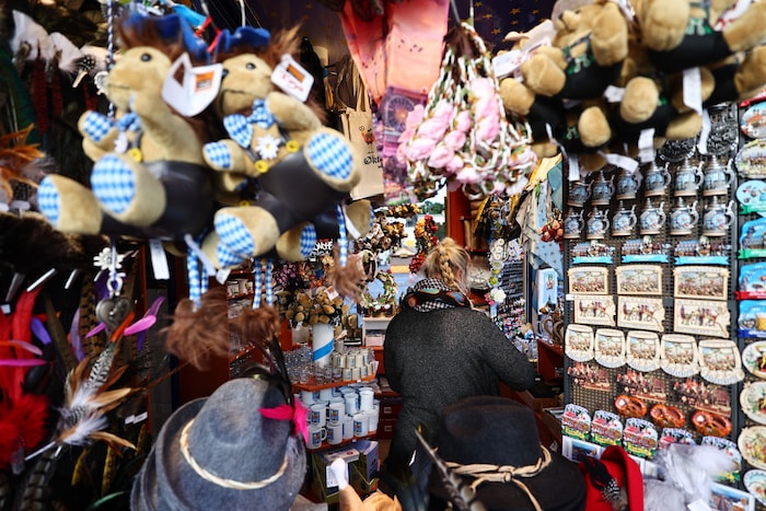 Zahlreiche Buden bieten München- und Oktoberfest-Devotionalen feil.