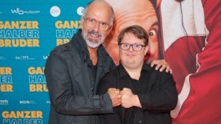Nico Randel und Christoph Maria Herbst gemeinsam bei der Premiere von „Ganzer halber Bruder“.