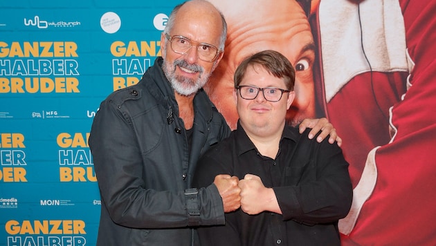 Nico Randel und Christoph Maria Herbst gemeinsam bei der Premiere von „Ganzer halber Bruder“.