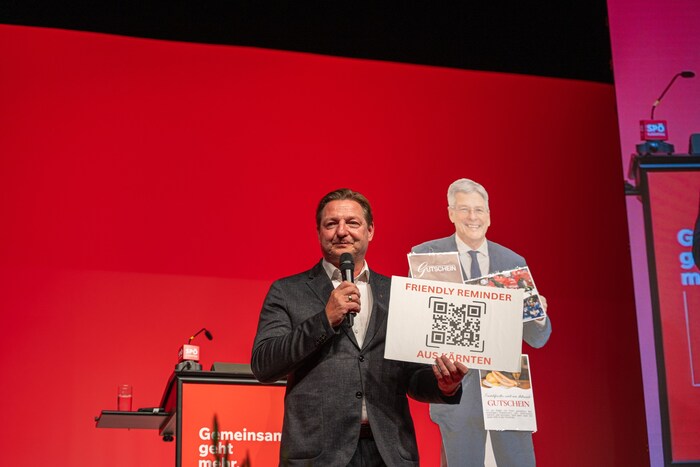 Mit einem lebensgroßen Peter Kaiser aus Papier betrat Villachs Bürgermeister Günther Albel die ...