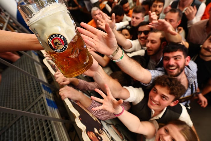 Und damit ist das Trinken eröffnent! Wer bekommt das erste Bier im Paulaner-Zelt?