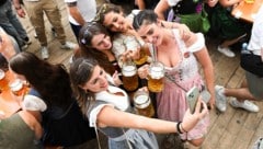 Dirndl, Selfie, erste Maß! Die jungen Damen stoßen stilecht an.