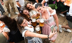 Dirndl, Selfie, erste Maß! Die jungen Damen stoßen stilecht an.