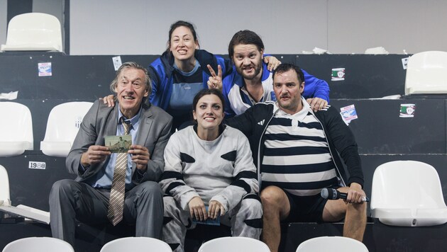Noch einmal wird die BlackBox zur Stadiontribüne: Horst Heiss, Angela Waidmann, Gemma Vannuzzi, ...