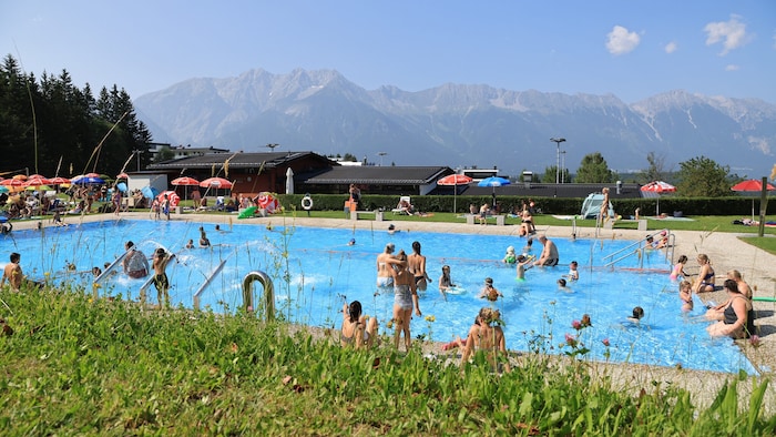 Auch in Schwimmbädern könnte es für Tiroler günstiger sein.