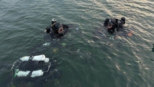 Nachdem die möglichen Fundstellen mit Bojen markiert wurden, gingen die Taucher ins Wasser und ...