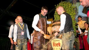 Klare Chefsache: Landeshauptmann Markus Wallner beim Fassanstich beim Bockbierfest der Brauerei ...