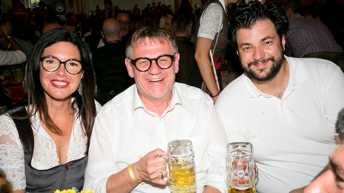 Auf den Bierbänken sah man unter anderem die Alpenstädtle-Vizebürgermeisterin Andrea Mallitsch, ...