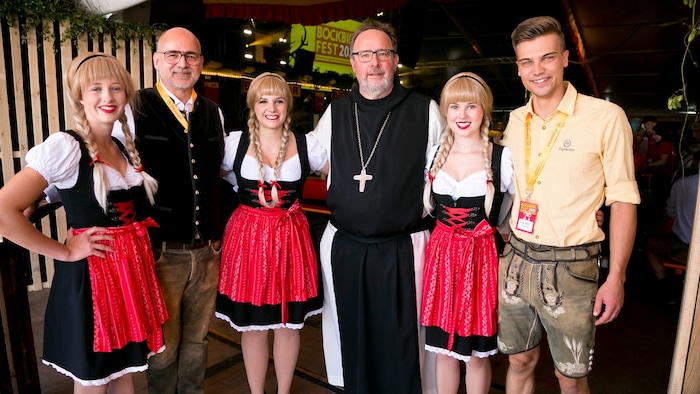 Martin Koch mit Abt Wohlwend und Luca Dobler – gemeinsam mit den „Drei Schwestern“ der Brauerei.