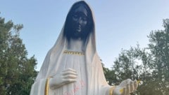 Im Gebetsgarten wurde die Mutter Gottes geschwärzt.
