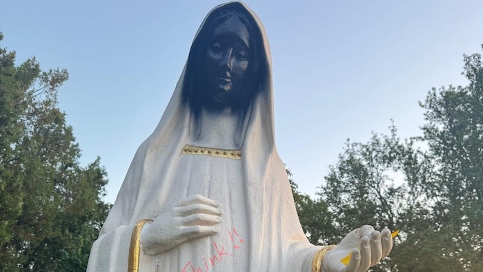 Im Gebetsgarten wurde die Mutter Gottes geschwärzt.