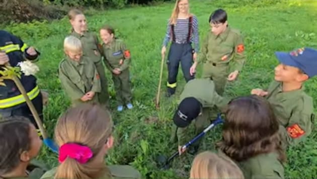 Per Video werden die Baumpflanzchallenges der Feuerwehren festgehalten – deshalb sind die ...