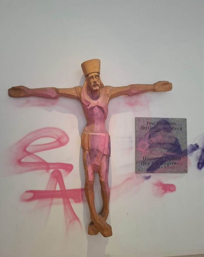 Im ÖCV-Haus schlugen ebenfalls Rowdys zu und sprühten Anarchiezeichen.