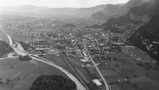 Aus einem Berg mach zwei: Im Zuge des Baus der Rheintalautobahn wurden gravierende Einschnitte ...