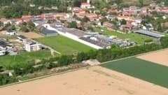 Oft dehnen Orte sich in Siedlungsgebieten auf die sogenannte „grüne Wiese“ aus. Dies hat man in ...