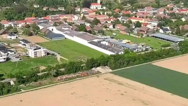 Oft dehnen Orte sich in Siedlungsgebieten auf die sogenannte „grüne Wiese“ aus. Dies hat man in ...