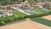 Oft dehnen Orte sich in Siedlungsgebieten auf die sogenannte „grüne Wiese“ aus. Dies hat man in ...