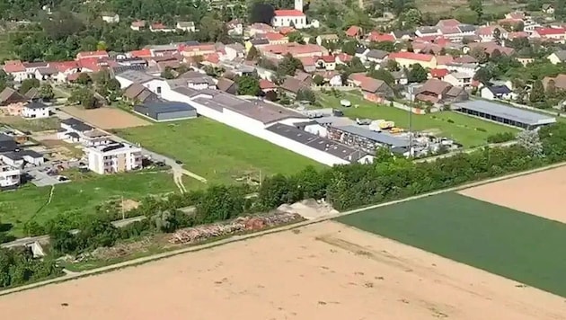 Oft dehnen Orte sich in Siedlungsgebieten auf die sogenannte „grüne Wiese“ aus. Dies hat man in ...