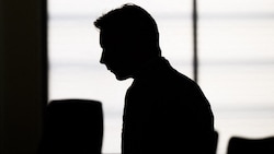 Nachdem er als Obdachloser in einem Wald in Kiel gelebt hat, nahm der Verdächtige nun von der ...