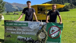 Die Familie um Andreas (re.) und Florian Knapp hat aus aktuellem Anlass einen Buschen ...